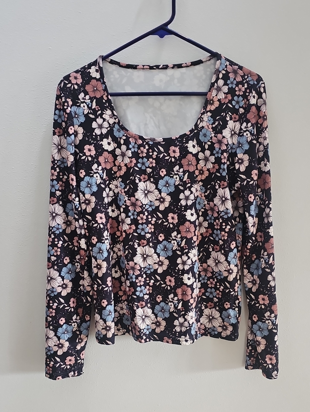 Women’s Black Floral Scoop Neck Long Sleeve Top